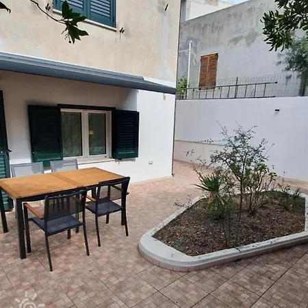 Apartment In Centro Con Cortile Cala Gonone